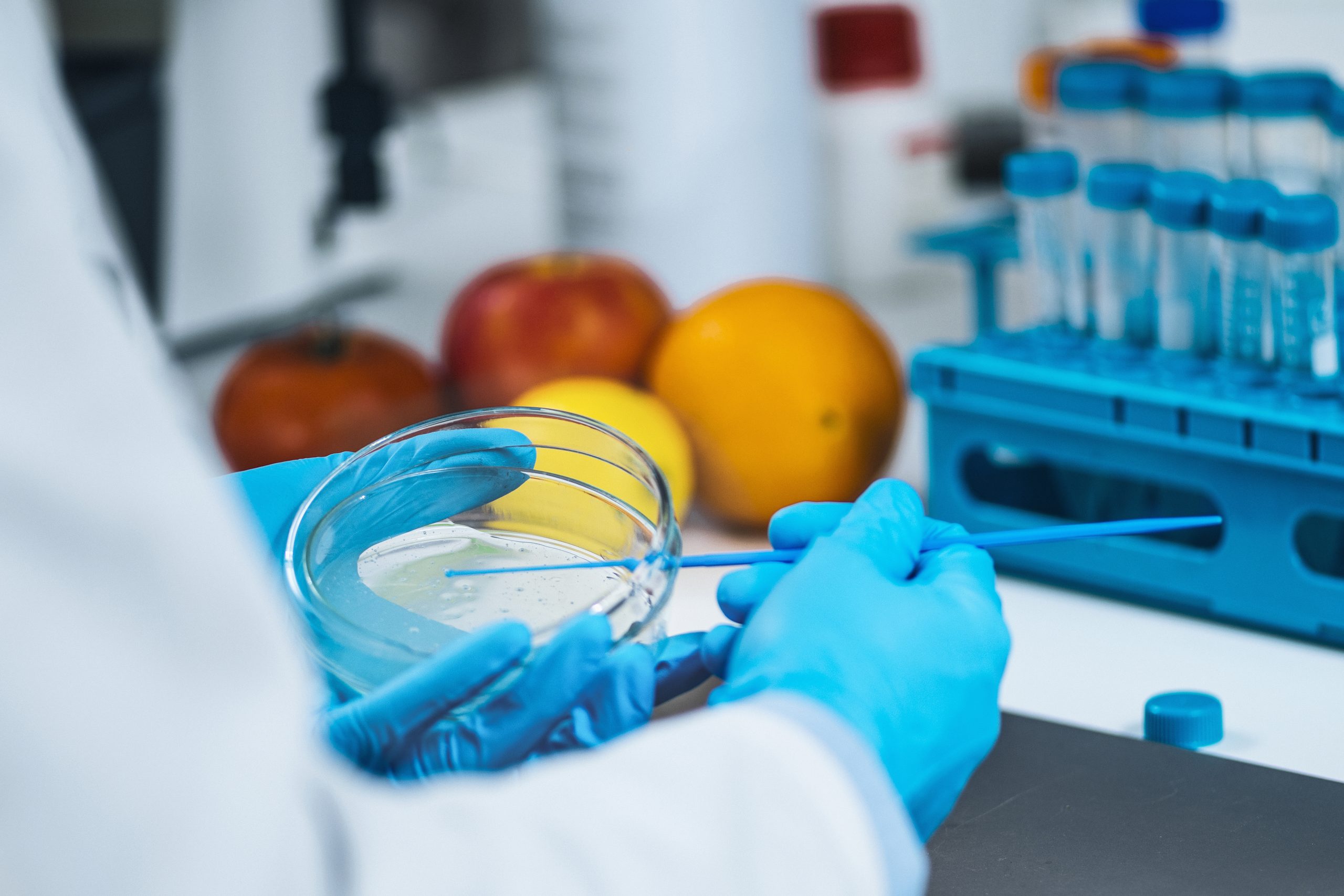 ¿Cuál es la función del refrigerador en microbiología?